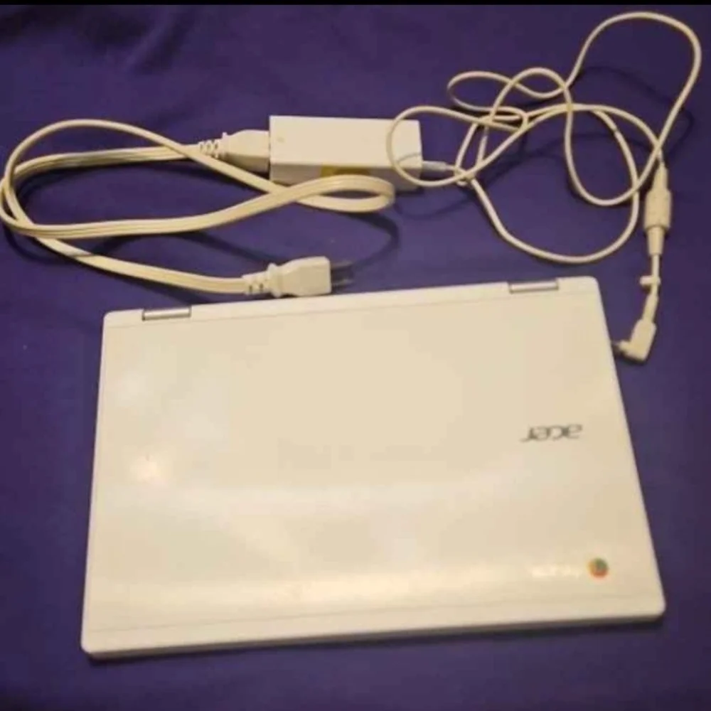 2017 Acer White Chromebook Laptop with Charger